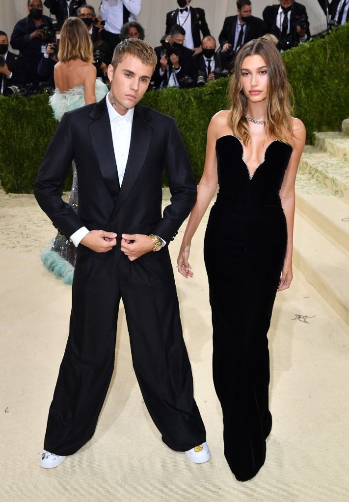 Cùng năm, Hailey và Justin Bieber ghi điểm bằng phong cách tối giản qua bộ trang phục toàn màu đen. Theo Vogue, lựa chọn gây ngạc nhiên bởi trước đó, họ thường diện trang phục đường phố nhiều màu, kiểu dáng táo bạo. Hailey diện đầm khoét cổ sâu của Saint Laurent. Justin mặc bộ suit hiện đại của Drew House - nhãn hiệu do anh thành lập, phối sneakers mang các nét vẽ nguệch ngoạc. Ảnh: AFP