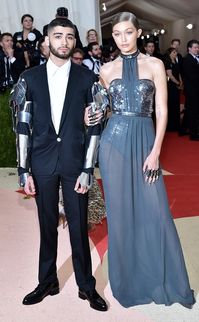 Vogue đánh giá Zayn Malik và Gigi Hadid thể hiện hoàn hảo chủ đề Manus x Machina năm 2016. Cựu thành viên nhóm One Direction diện suit Versace tô điểm bằng tay áo giáp kim loại. Bộ đầm Tommy Hilfiger của người mẫu Gigi kết hợp vải voan và các mảnh hợp kim trên thân áo, tạo nên hiệu ứng vừa mạnh mẽ vừa mềm mại. Cô còn đeo bộ nhẫn hình giáp sắt đồng điệu với trang phục của bạn trai. Họ có con gái và chia tay năm 2021 sau gần 5 năm hẹn hò. Ảnh: HC