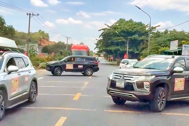Hai ô tô tự ý chặn Quốc lộ 20 cho đoàn xe của câu lạc bộ doanh nhân qua đường trước khu du lịch Đại Tùng Lâm Hoa Sen.
