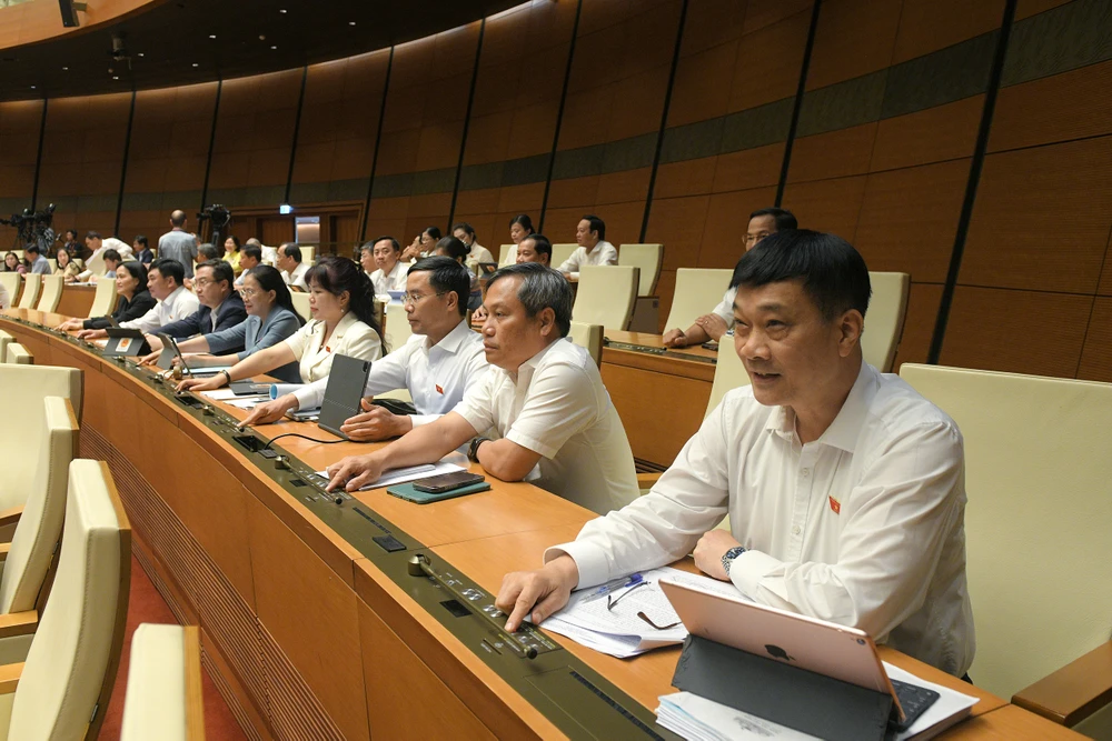 Các đại biểu biểu quyết thông qua hai nghị quyết liên quan đến việc sửa đổi Hiến pháp 2013. Ảnh: QH