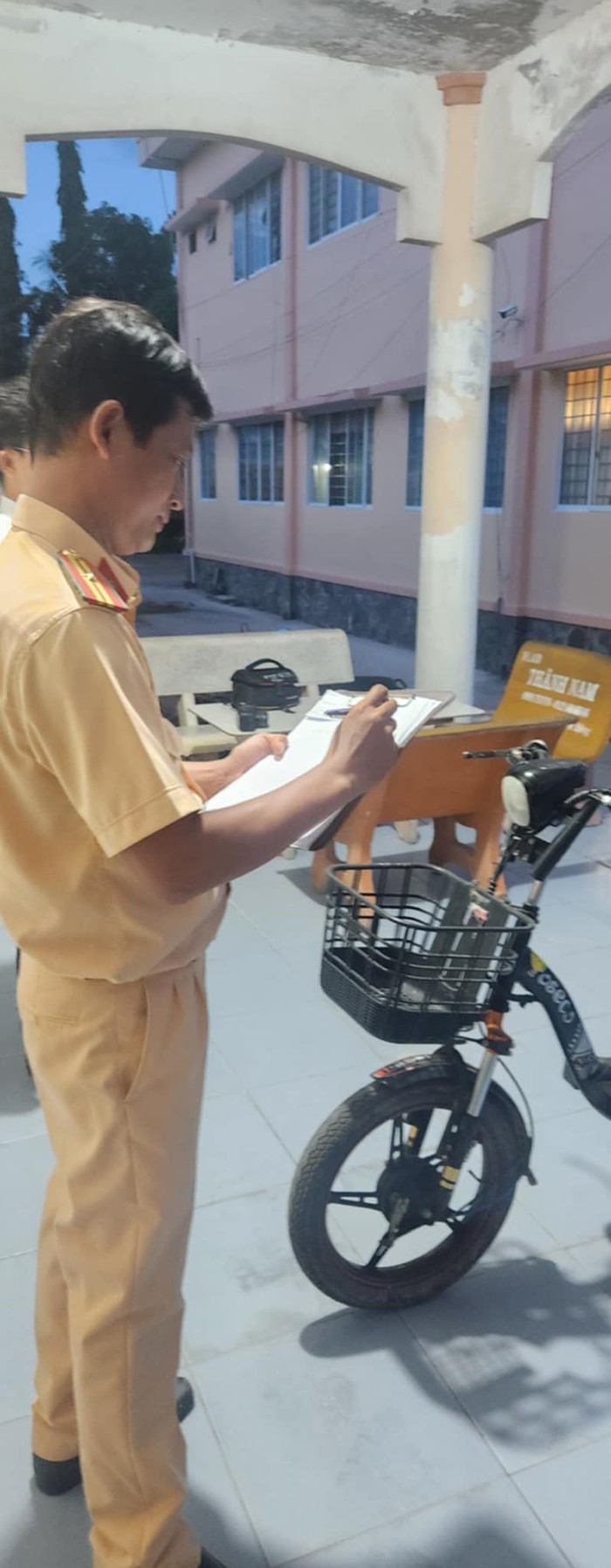Công an khám nghiệm xe đạp điện của nữ sinh Trân có sự chứng kiến của gia đình và các luật sư. Ảnh: Đàm Đệ