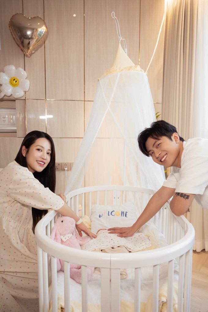 Puka và Gin Tuấn Kiệt bên con đầu lòng.
