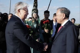 Tổng thống Kazakhstan ra sân bay đón Tổng Bí thư Tô Lâm