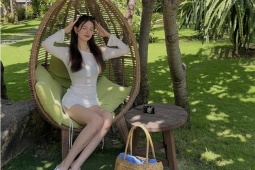 Em gái thủ môn Đặng Văn Lâm diện bikini kín đáo vẫn khoe trọn vóc dáng nuột nà