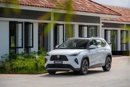 Bên cạnh hỗ trợ 50% lệ phí trước bạ, khách hàng nhận nhiều ưu đãi khi mua xe Toyota trong tháng 5