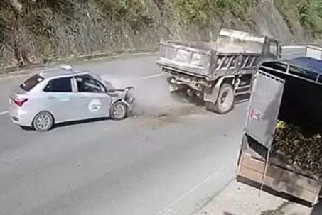 Tài xế ô tô tử vong khi lao vào đuôi xe tải đang lùi trên quốc lộ