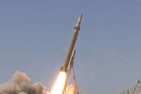 Iran ra mắt tên lửa đạn đạo 'vượt qua được THAAD, Patriot'