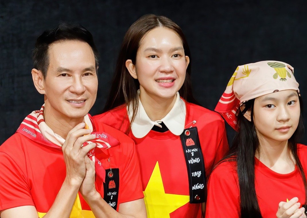 Lý Hải và Victor Vũ cùng vợ đồng thời là nhà sản xuất đi quảng bá phim.