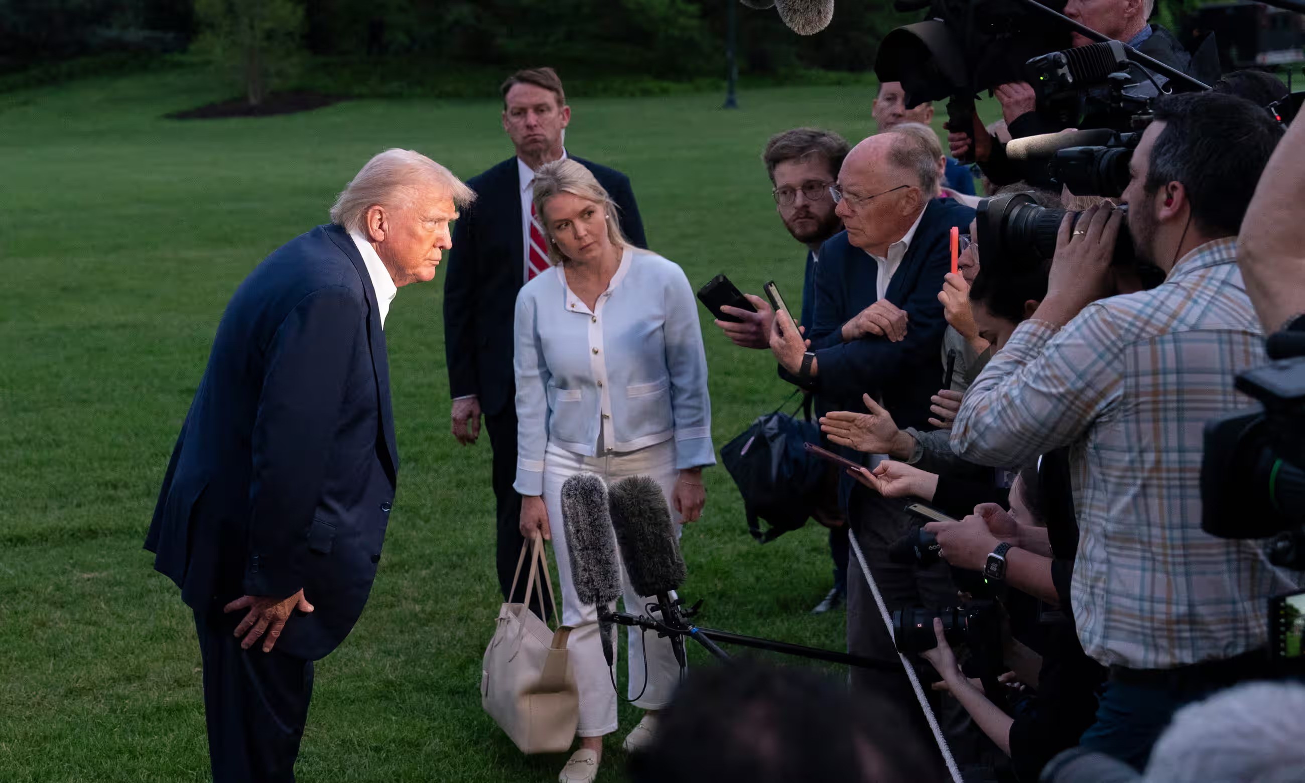 Ông Trump trả lời báo giới ở Nhà Trắng (ảnh: EPA)