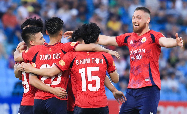 Công an Hà Nội thắng tưng bừng trên sân của Quảng Nam