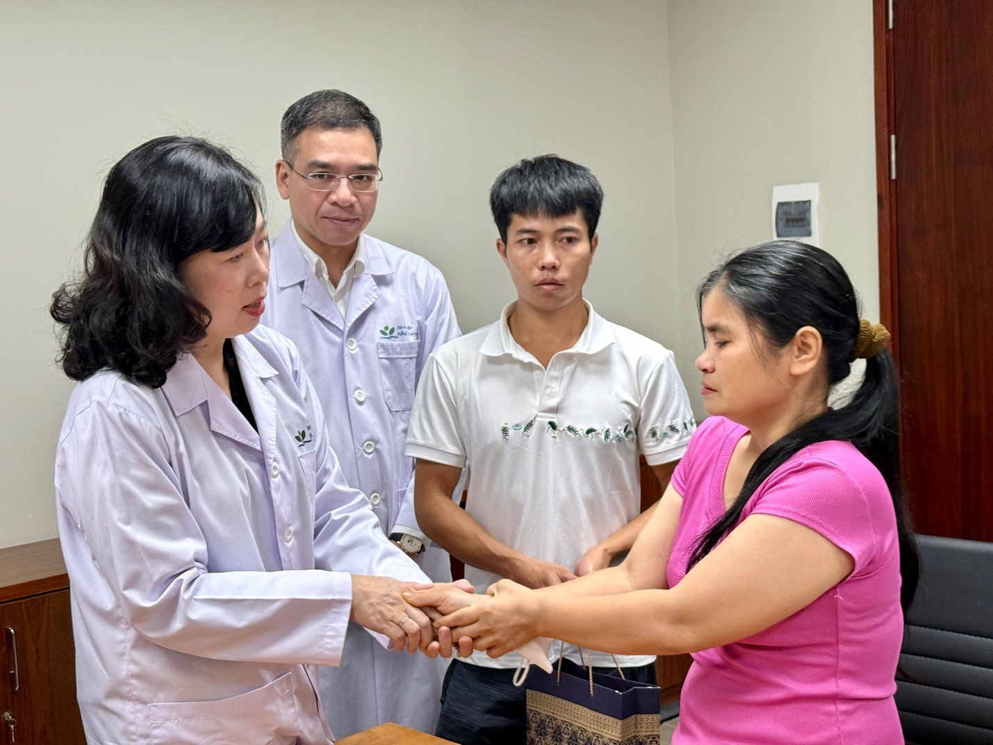 Bộ trưởng Bộ Y tế Đào Hồng Lan&nbsp;cho biết, Bộ trưởng&nbsp;đã chỉ đạo Bệnh viện Nhi Trung ương nỗ lực điều trị, chăm sóc tốt nhất cho cháu và động viên gia đình bệnh nhi yên tâm, tin tưởng vào các bác sĩ.