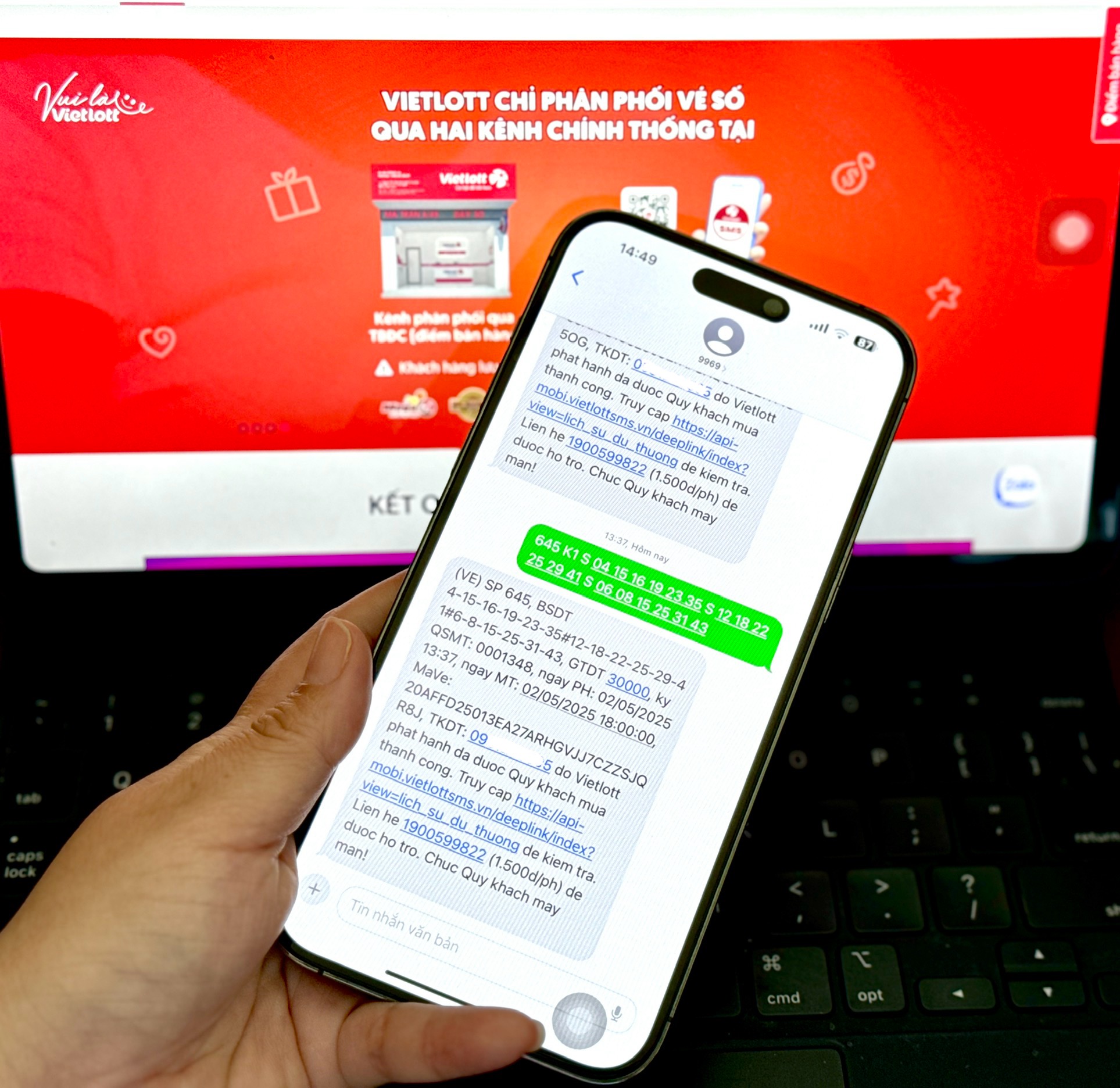 Có hai cách mua vé số điện toán nhanh chóng qua điện thoại: thông qua ứng dụng Vietlott SMS và soạn tin nhắn (SMS) gửi tổng đài 9969.