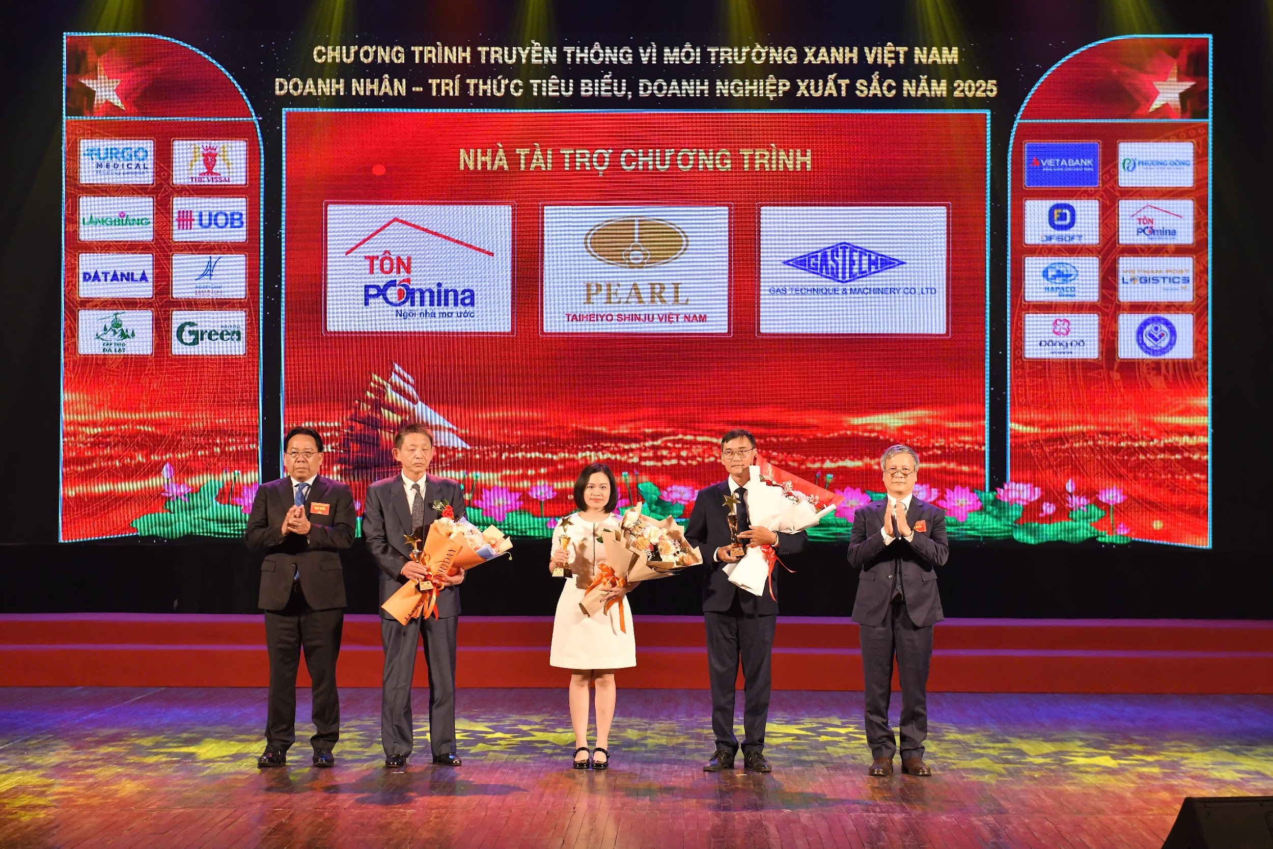 Đại diện Công ty Cổ phần Tôn Pomina nhận hoa từ BTC