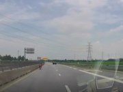 Kinh hoàng cảnh người đi xe máy phóng ngược chiều như bay trên cao tốc