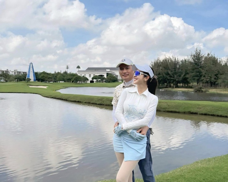 Vợ chồng nữ MC thường xuyên tình tứ bên nhau. Jennifer Phạm từng chia sẻ, hạnh phúc đơn giản chỉ là nắm tay người bạn đời của mình kiên quyết đi trên con đường mình đã chọn.