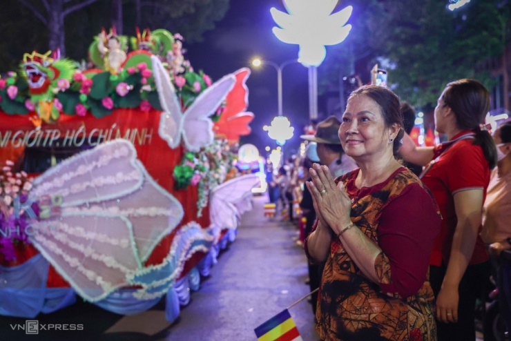 Dòng người rước tượng Phật suốt 4 km trên đường TP HCM - 11