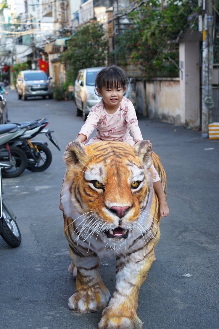 Bé gái thích thú khi được cưỡi 