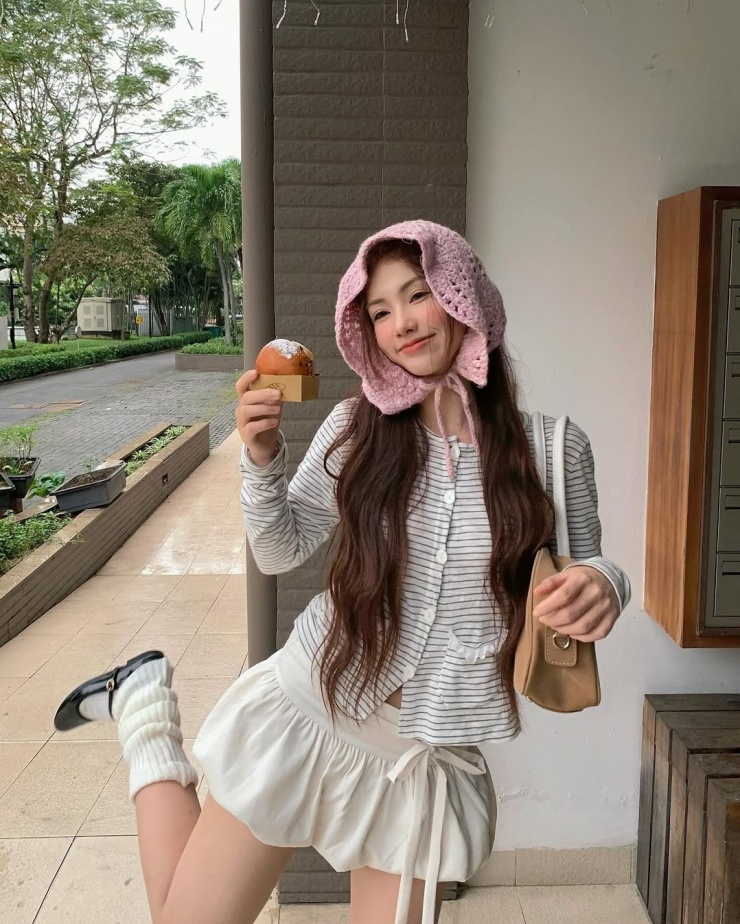 Xuất hiện ồ ạt trên các nền tảng xã hội và sàn thương mại điện tử còn có chân váy đám mây. Thay vì kiểu dáng dài tới gần đầu gối như năm ngoái, năm nay các thương hiệu đồng loạt tung ra các mẫu siêu ngắn. Để giúp người mặc tiện di chuyển, sinh hoạt, các mẫu này thường may thêm một lớp quần ngắn bên trong, đảm bảo sự kín đáo. Ảnh: Pinterest