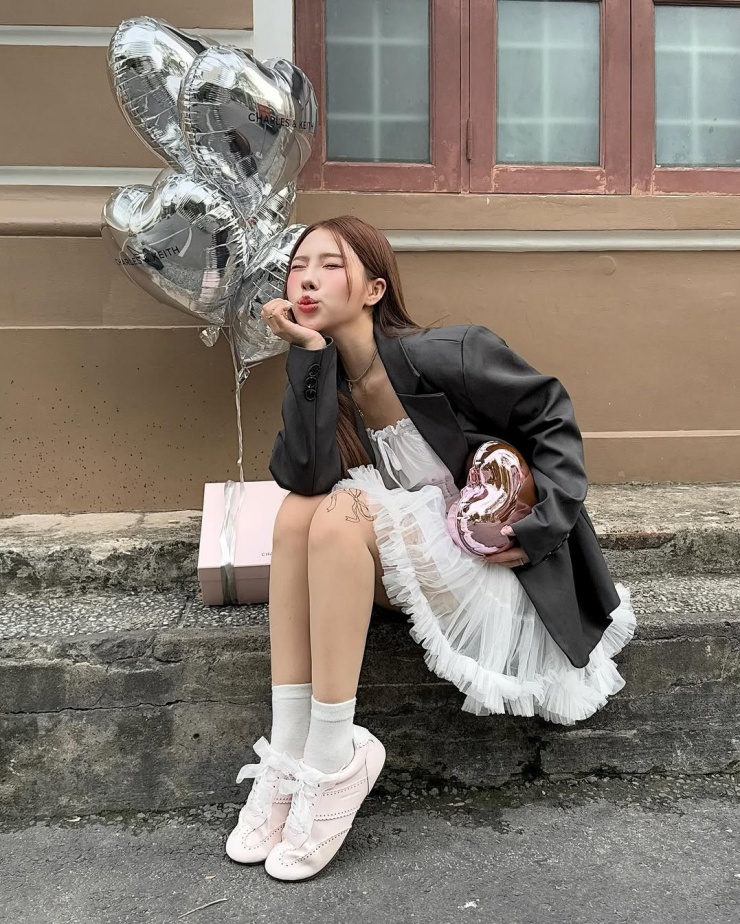 Là một trong những mốt hot từ năm ngoái, chân váy xuyên thấu tiếp tục được các fashionista thế giới và giới trẻ trong nước yêu thích. Nếu năm ngoái chất liệu ren được lăng xê tối đa, năm nay, tulle lại được đẩy mạnh hơn. Ảnh: Instagram Yeji Bae
