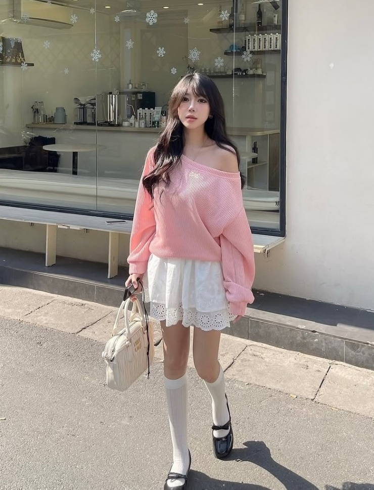 Chất liệu cotton thoáng mát cùng kiểu dáng dễ mặc là lý do mẫu váy này được lòng giới trẻ. Ngoài ra, váy còn được mua sắm nhiều do giá bình dân, từ 150.000 đến 350.000 đồng. Ảnh: Instagram Areum