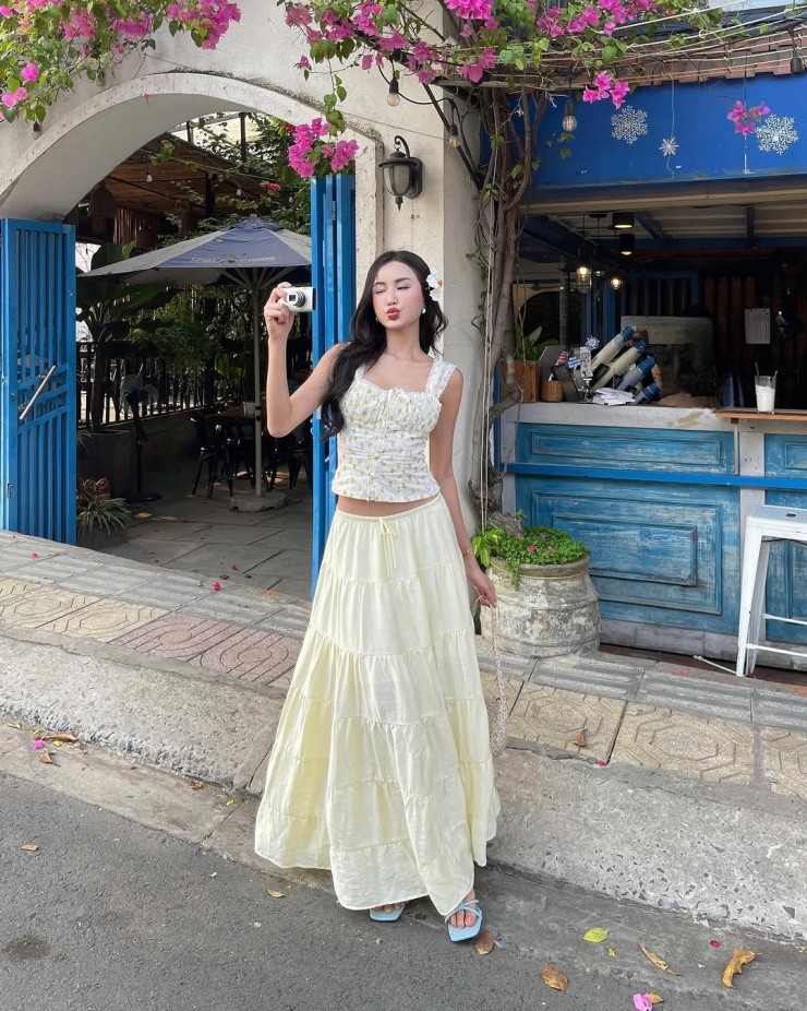 Chân váy maxi tiếp tục là món đồ được yêu thích mỗi khi hè về. Ảnh: Instagram hngoc
