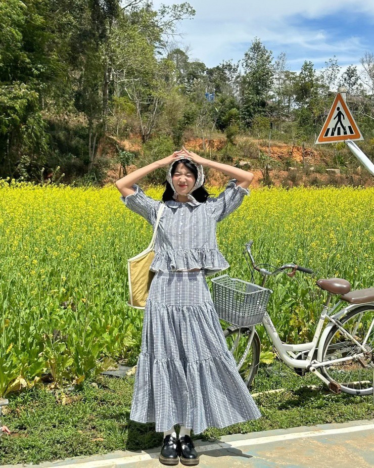 Ngoài kiểu thiết kế riêng lẻ, một số hãng đem tới bộ đồ gồm chân váy và áo cộc tay, phù hợp những người bận rộn không có thời gian nghĩ cách phối. Ảnh: Instagram Dora