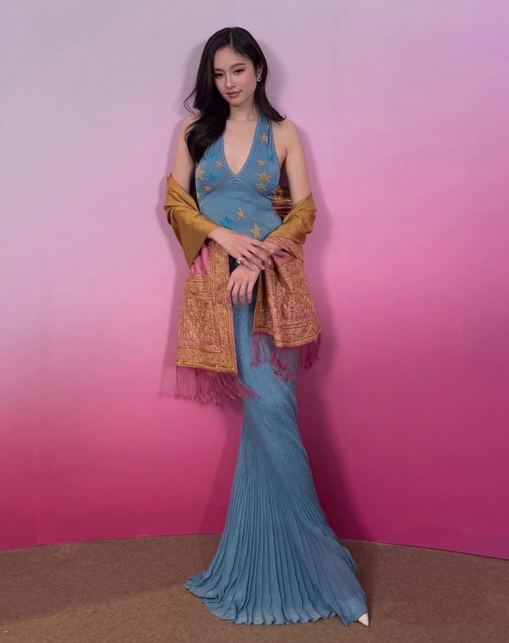 Nong Poy trong thiết kế ôm sát.