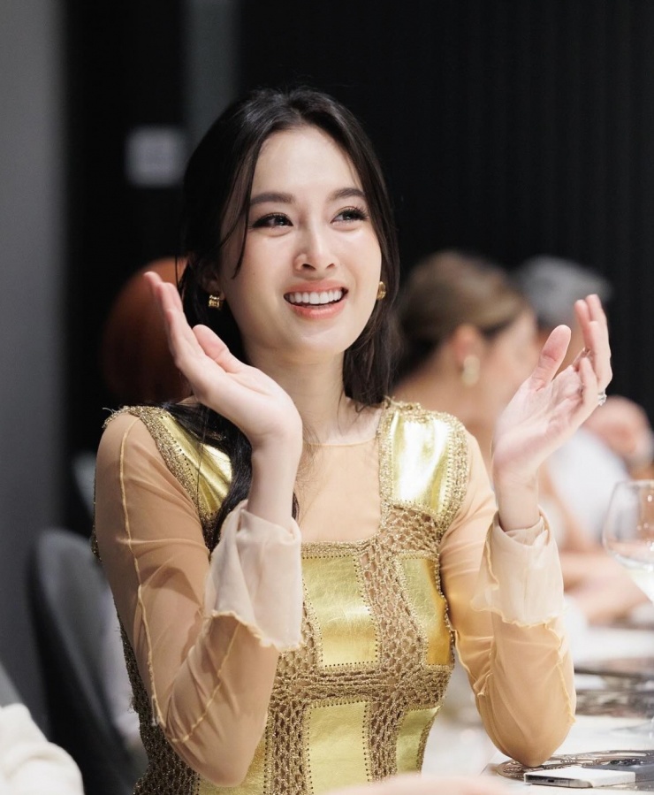 Theo Elle, Nong Poy thuộc mẫu ngoại hình "tiên nữ" với gương mặt dịu dàng, nụ cười phúc hậu.