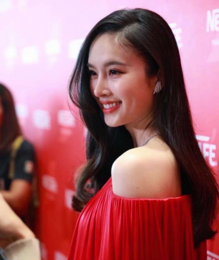 Cô không theo phong cách an toàn mà thể hiện hình ảnh đa dạng, nhiều lần chinh phục những thiết kế lạ mắt.