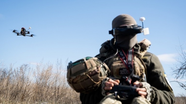 Binh sĩ Ukraine thử nghiệm máy bay không người lái FPV. Ảnh: Getty