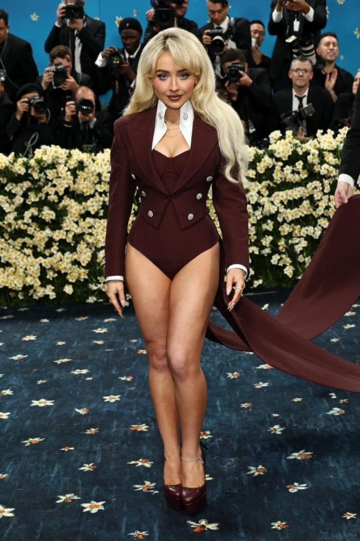 Sabrina Carpenter trung thành với bodysuit. Thiết kế lần này đến từ Louis Vuitton. Ảnh: Getty Images.