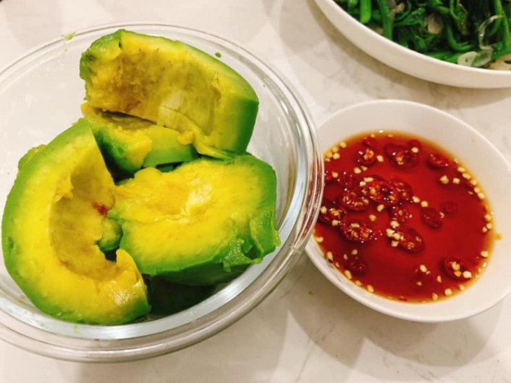 Tùy vào từng sở thích, tùy vào từng đặc trưng vùng miền mọi người có phong cách ẩm thực khác nhau. Cũng giống như ở Bến Tre lại có món tủ cơm chan canh nước dừa cùng với khô chiên hay ở miền Tây ăn cơm với trái cây như chuối, xoài, dưa hấu,… vì vậy món bơ chấm nước mắm ăn cùng cơm cũng đều là những món ăn với trải nghiệm vô cùng độc đáo và thú vị mà mỗi chúng ta ai cũng nên một lần dám thử món ăn dân dã, vô cùng dễ làm này.