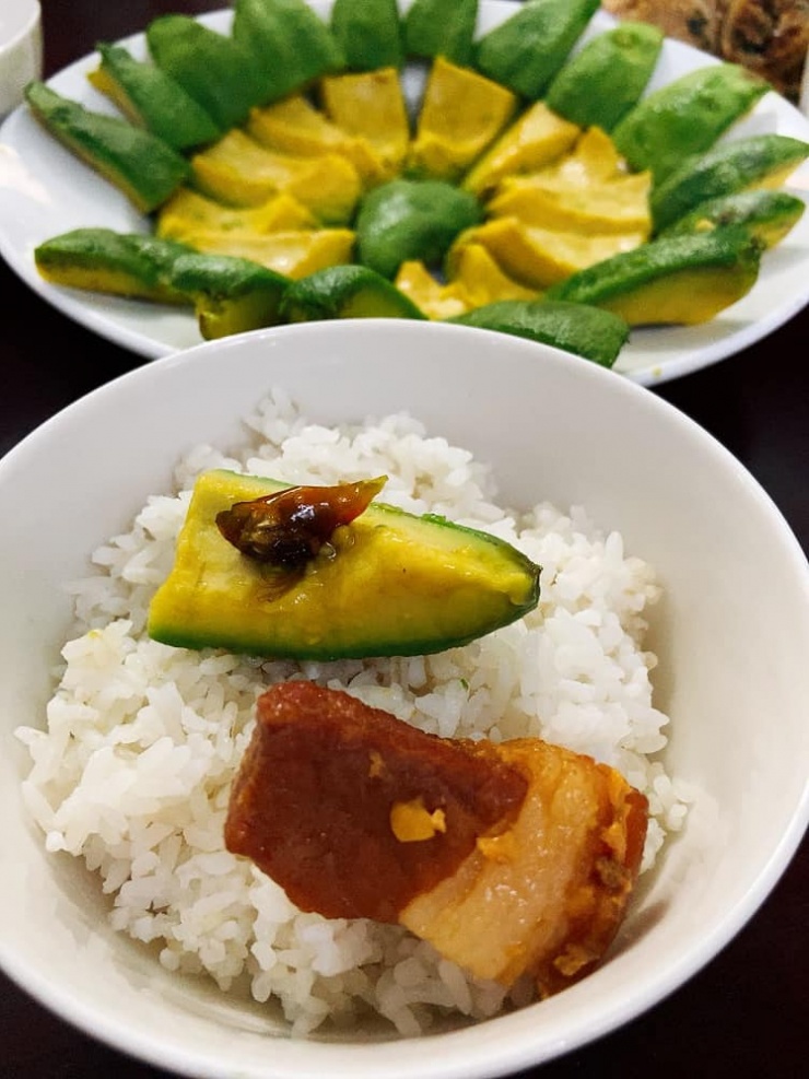 Theo một người dân ở Đắk Lắk chia sẻ thì "món này xuất hiện cách đây khoảng 30 năm. Hồi đó ở Đắk Lắk rất khó khăn nên bơ là chủ đạo, nhà ai không biết chứ nhà mình sáng ra chủ yếu là ăn bơ dằm với đường ăn riết. Ăn cơm thì thịt cá cũng hạn chế nên nhiều nhà cắt bơ thành miếng khoảng 2cmx3cm dầm với nước mắm ăn chung với cơm (giống như ngoài quê hay ăn lạc rang dầm mắm), món này cũng ăn được. Giờ lớn rồi, thịt cá cũng ngán mình thỉnh thoảng lấy bơ dầm mắm ăn lại thấy ngon và dễ chịu hơn rất nhiều. Bơ dầm mắm sẽ ngon nếu dùng bơ mỡ (loại bơ đó độ sáp trung bình). Các bạn nên trải nghiệm thử”.