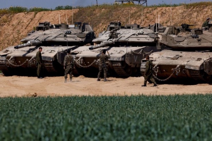 Xe tăng Israel được bố trí gần biên giới với Dải Gaza. Ảnh: Reuters