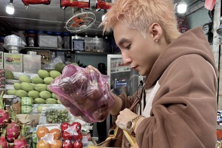 Sơn Tùng đi chợ Bến Thành, nhét xoài, măng cụt vào túi 300 triệu đồng