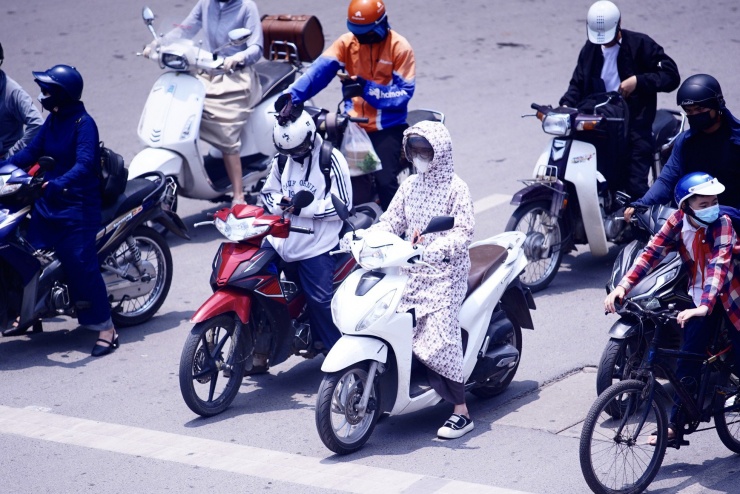 Người dân Thủ đô chật vật với nắng nóng đầu mùa - 2