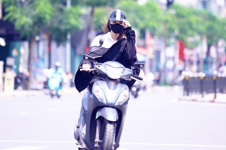 Người dân Thủ đô chật vật với nắng nóng đầu mùa - 3