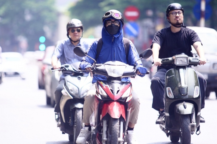 Người dân Thủ đô chật vật với nắng nóng đầu mùa - 4