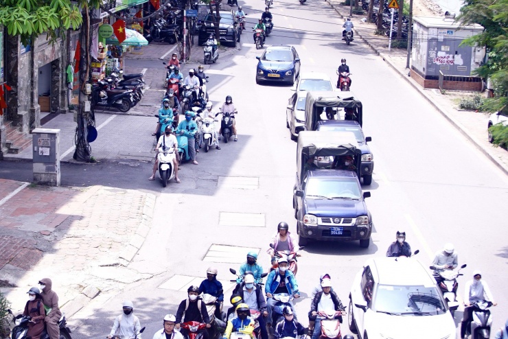 Người dân Thủ đô chật vật với nắng nóng đầu mùa - 7
