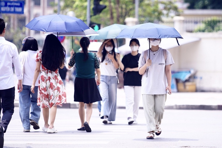 Người dân Thủ đô chật vật với nắng nóng đầu mùa - 10