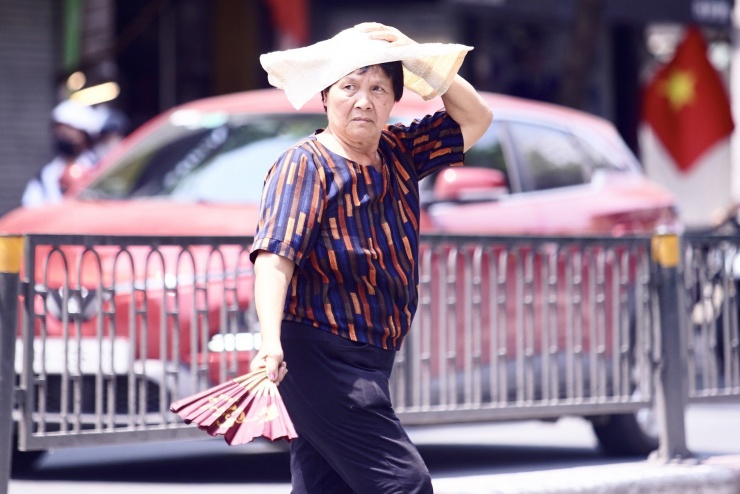 Người dân Thủ đô chật vật với nắng nóng đầu mùa - 14
