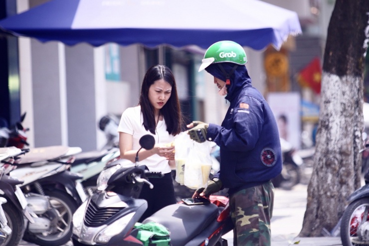 Thay vì ra ngoài ăn trưa, uống nước, nhiều người chọn cách đặt đồ về cơ quan, về nhà.