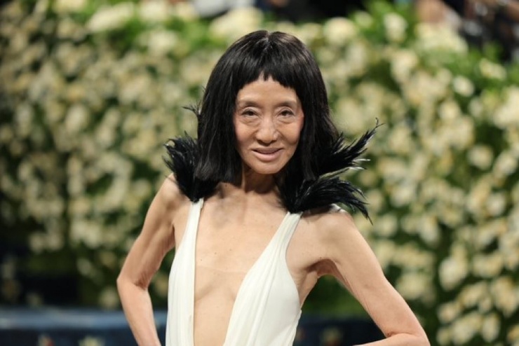 Vera Wang xuất hiện trên thảm đỏ Met Gala, sự kiện tổ chức tại Khách sạn Carlyle ở New York, với váy xẻ sâu, tóc giả đen nhánh phong cách Cleopatra.