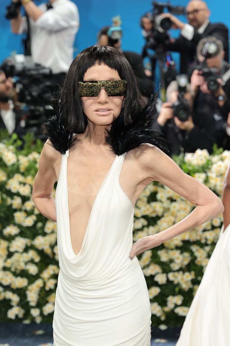 Gương mặt gần như không trang điểm càng khiến Vera Wang thu hút chú ý.