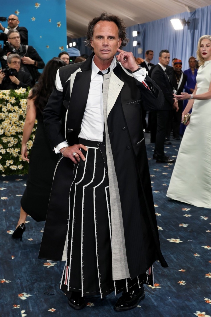 Walton Goggins đang có thời kỳ đỉnh cao nhờ The White Lotus , nhưng bộ trang phục lần này của anh lại trông như thể vẫn còn dang dở, thiếu sự chỉn chu cần thiết cho đêm thời trang đình đám.
