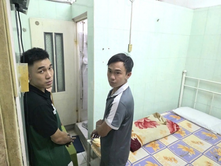 2 đối tượng Hiếu và Duy thực nghiệm hiện trường gây án.