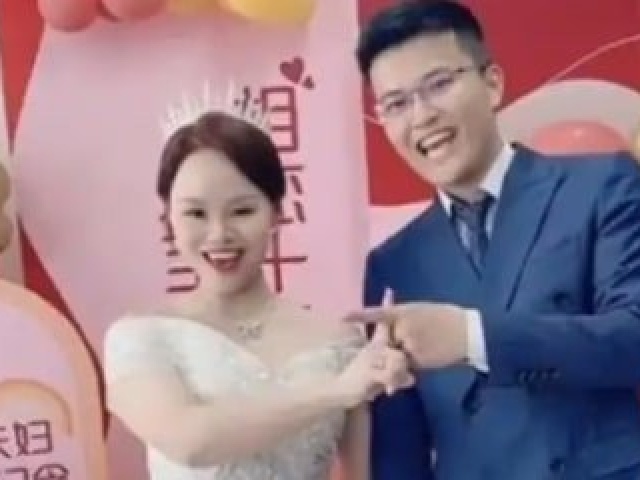Cặp đôi nổi tiếng từng kiếm 14 tỷ đồng một ngày tuyên bố bỏ nghề