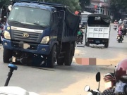 Tin tức trong ngày - Video khoảnh khắc xe máy băng qua đường va chạm ô tô khiến 2 người thương vong