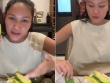Hoa hậu H’Hen Niê ăn bơ theo cách chẳng giống ai, hóa ra đây là món ngon khó cưỡng