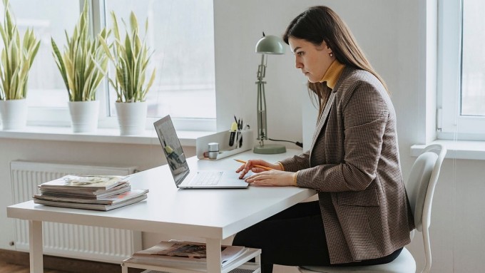 Thói quen thường gặp ở dân văn phòng khiến da lão hóa nhanh hơn - 2